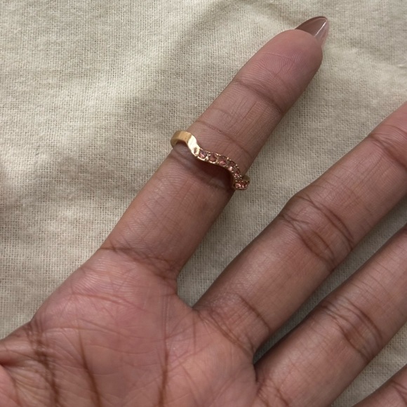 Pink curvy wedding band ring - Picture 4 of 5